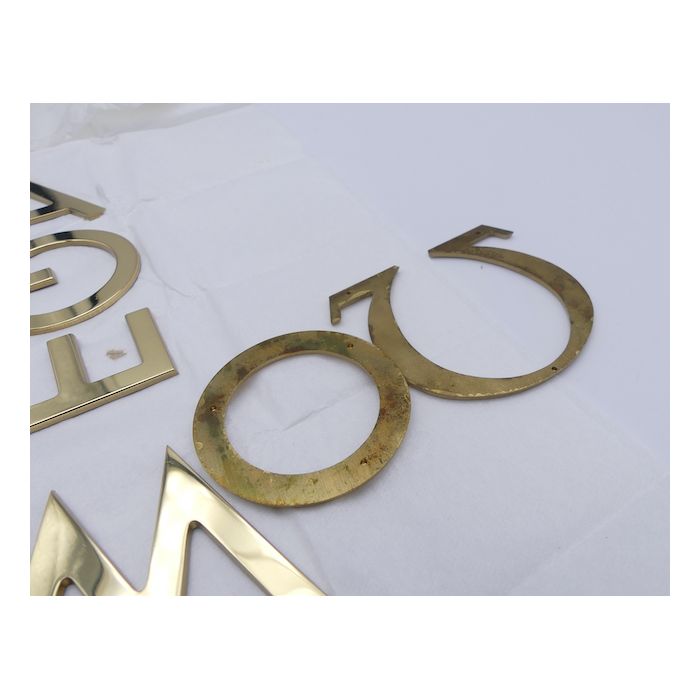 Omega lettres Logo - golden letters