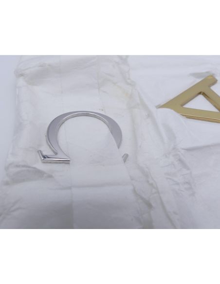 Omega lettres Logo - golden letters